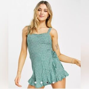 Hollister Green Ditsy Floral Wrap Front Romper Size XS Extra Small
